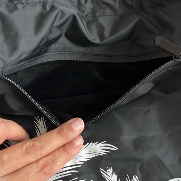 Travis Mathew drawstring bag - Picture 4 of 5